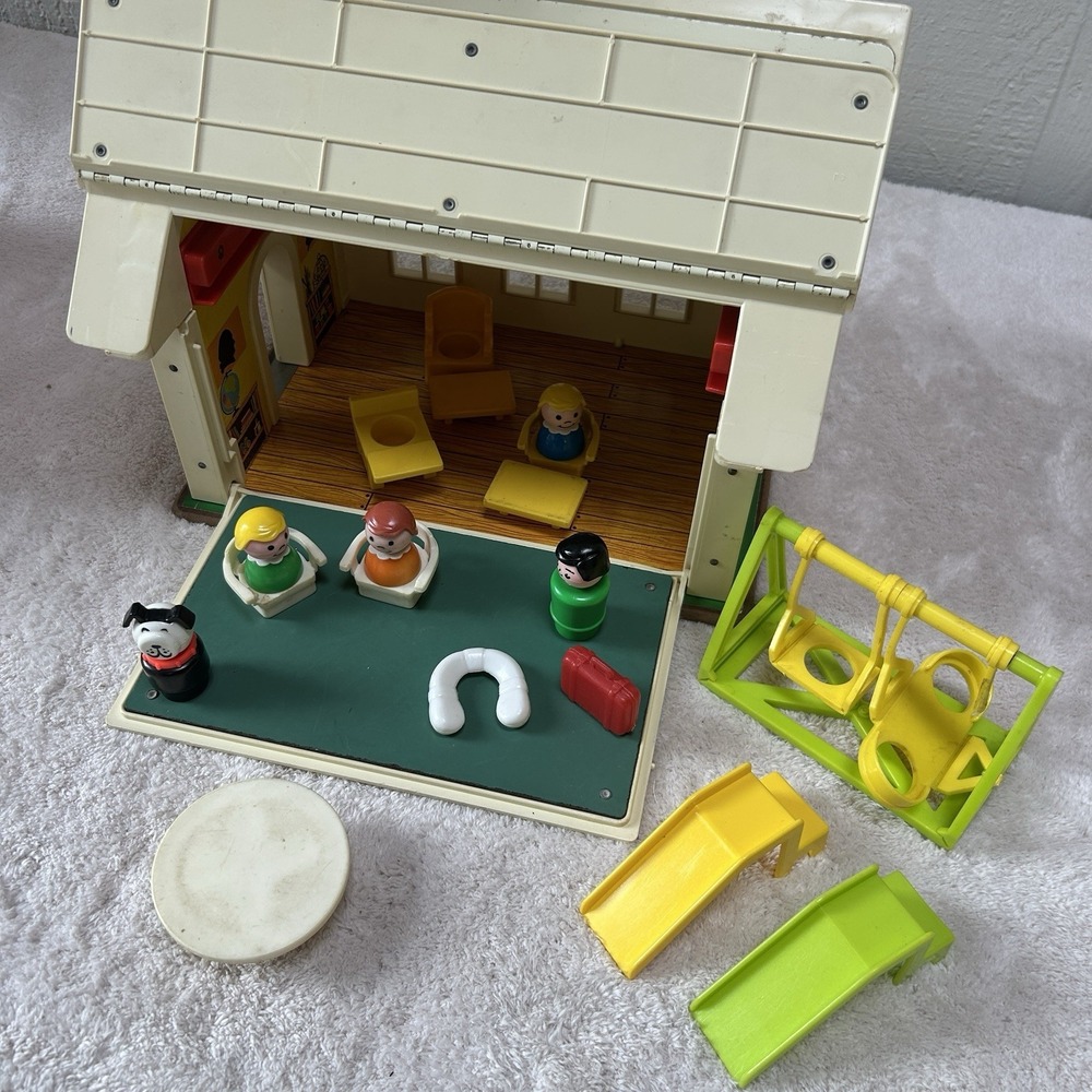 Vintage 1971 Fisher Price Little People School House 923